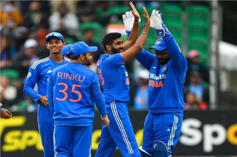 আয়ারল্যান্ড সফরে ভারতীয় দলের অধিনায়ক হিসেবে অভিজ্ঞ ফাস্ট বোলারকে বেছে নেন নির্বাচকরা। প্রায় এক বছর দলের বাইরে থাকার পর জাসপ্রীত বুমরাহ দলে ফেরেন এবং অধিনায়ক হিসেবে আয়ারল্যান্ড সফরে যান। নির্বাচকদের এই সিদ্ধান্তই বুঝিয়ে দিয়েছে স্পষ্টভাবে  যে টিম ম্যানেজমেন্ট হার্দিক পান্ডিয়ার বিকল্প তৈরি রাখছে৷ যা অসুবিধা বাড়চ্ছে হার্দিকের। (Team India instagram)