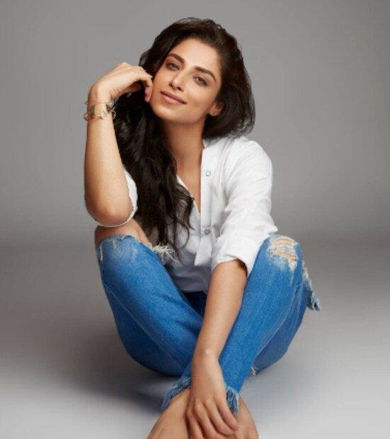 তৃতীয় সঞ্চালক হিসেবে তালিকায় রয়েছে জৈতি খেরার নাম। ৩ মহিলা সঞ্চালকের মধ্যে জৈতির অভিজ্ঞতা কম। আইপিএল ২০২৩-এই টিভি প্রেজেন্টার হিসেবে কাজ করেছেন তিনি। এছাড়াও বিভিন্ন ওয়েব সিরিজে অভিনয় করেছেন। 
