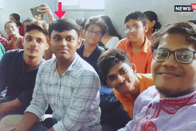 বাংলা বিভাগে বন্ধুদের সঙ্গে সেলফিতে স্বপ্নদীপ (বাঁদিক থেকে দ্বিতীয়), ছবি: ফেসবুক থেকে সংগৃহীত