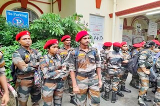 একজনকে আটক পুলিশের একজনকে আটক পুলিশের