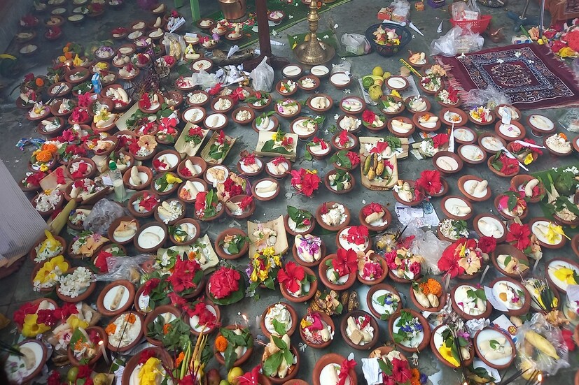 শুক্রবার সকাল থেকেই শুরু হয়েছে পুজো ,বেলা বাড়তেই মেলার দেখতে মানুষের ঢল নামবে এমনটাই আশা করছেন মেলায় পসরা নিয়ে বসা ব্যাবসায়ীরা। পুজোর তিন দিন মাকে রুই ,কাতলা, ইলিশের ভোগ দেওয়া হয়, সঙ্গে চলে মা মনসার গান।
