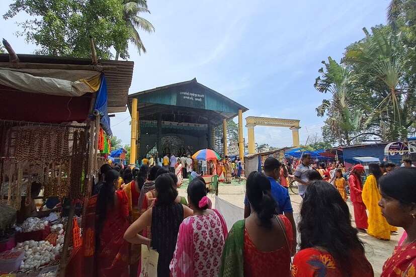 শুক্রবার থেকে ২৩ অগাস্ট পর্যন্ত চলবে এই মেলা এবং পুজো ।এই পুজোকে কেন্দ্র করে রাজ পরিবারের সদস্যরা একত্রিত হয়ে মনসা পূজাতে অংশগ্রহণ করেন। মনসা মন্দির থেকে সামান্য দুরে রাজবাড়ির সিংহ দুয়ারের সামনের ফাঁকা জায়গায় বসেছে মেলা । মেলাতে খাবারের দোকান থেকে শুরু করে রকমারি জিনিসের সম্ভার নিয়ে বিভিন্ন জেলা থেকে এসেছেন বিক্রেতারা।