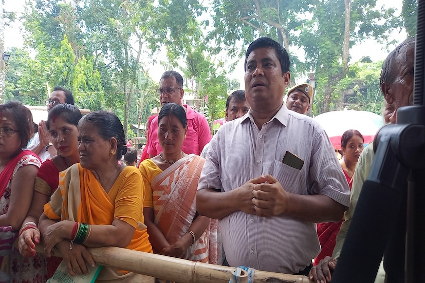 বর্তমানে পুজোর প্রথম দিনেই বলি দেওয়া হয় পাঁঠা, আখ, হাঁস অথবা পায়রা । পুজোকে ঘিরে আজও বসে মেলা । রাজবাড়ির মনসাপুজো আর মেলা আজও যেন ফুটিয়ে তোলে জলপাইগুড়ির প্রাচীন  ঐতিহ্যকে।
