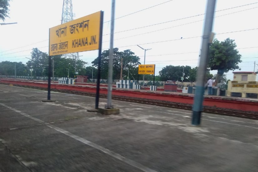 বর্তমানে একাধিক দূর পাল্লার ট্রেন এই স্টেশনে দাঁড়ায়। যেসব এক্সপ্রেস ট্রেন এই জংশনের উপর দিয়ে যায় সেগুলি হল হাওড়া-জয়নগর এক্সপ্রেস, বিশ্বভারতী ফাস্ট প্যাসেঞ্জার, হাওড়া-মোকামা এক্সপ্রেস। এছাড়া যাতায়াত করে শিয়ালদহ-গোড্ডা মেমু স্পেশাল।