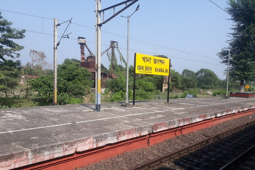 এই স্টেশনটি ১৮৫৯ সালে প্রথম ‘জংশন’-এর তকমা পায়। ঊনবিংশ শতাব্দীর মাঝামাঝি সময়ে ইংরেজ সরকার কয়লা ব্যবসার মাধ্যমে লাভের মুখ দেখেছিল। কয়লা ব্যবসাতে যে পরিমাণ লাভ ছিল তার কথা মাথায় রেখে ইস্ট ইন্ডিয়ান রেলওয়ে, ১৮৫৫ সালে কলকাতা এবং হুগলির মধ্যে একটি রেল পথ তৈরি করে যা রানীগঞ্জ পর্যন্ত প্রসারিত ছিল।