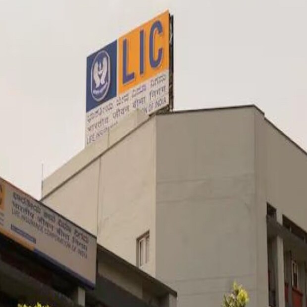 ১০ বছর মেয়াদি পলিসি কেনা নিয়ে দোনামনা থাকলে নিজেকে দুটি প্রশ্ন করা উচিত। এক, উপার্জনকারী সদস্য মারা গেলে পরিবার কী করবে? দুই, যদি মৃত ব্যক্তি পরিবারের একমাত্র উপার্জনকারী সদস্য হয়, তাহলে খরচখরচা কোথা থেকে আসবে? উত্তর হল, ১০ বছর বা তার বেশি মেয়াদের কোনও এলআইসি পলিসি কেনা।