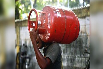 মাসের শুরুতেই সুখবর! একধাক্কায় ১০০ টাকা কমল LPG সিলিন্ডারের দাম, কলকাতায় কত?