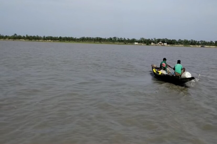 প্রাচীন সীমান্ত শহর টাকির পর্যটন কেন্দ্র গুলির ঘোরার পাশাপাশি মাছরাঙা দ্বীপ ঘুরতে ভুল করবেন না। এই জায়গাটি প্রকৃতিপ্রেমী ও পাখিপ্রেমীদের জন্য একটি আদর্শ জায়গা। প্রতিদিন সূর্যাস্তের সময়ে ইছামতি নদীর কোলে ধীরে-ধীরে ঢলে পড়া সূর্যের শেষ আলো এক মায়াবী সৌন্দর্যের সৃষ্টি করে থাকে। এই দ্বীপটির নাম মাছরাঙা হলেও এই দ্বীপটিতে এলে আপনাকে শুধুই মাছরাঙা দেখেই ফিরে যেতে হবে না। এর সঙ্গে দেকা মিলবে আরও নানা প্রজাতির পাখি। Input- JULFIKAR MOLLA