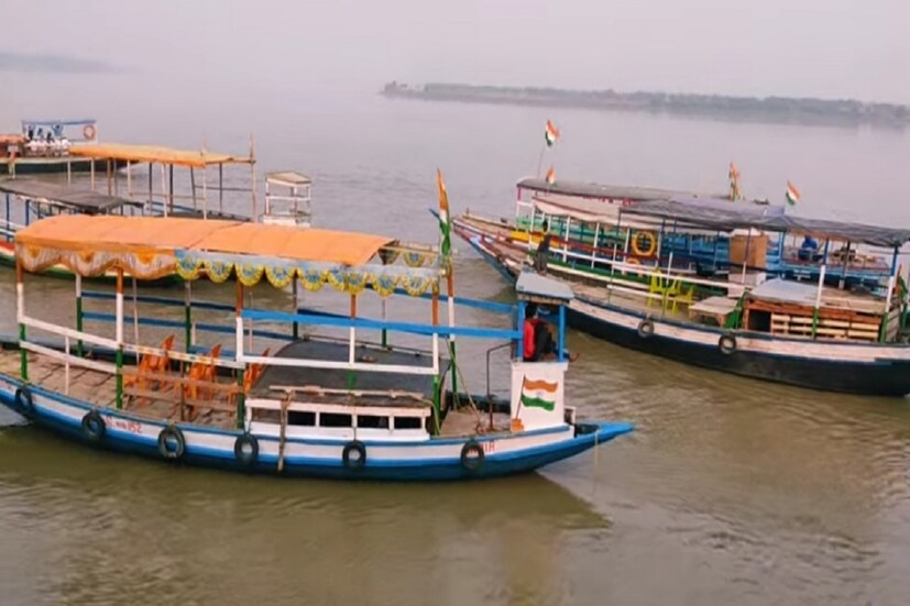 যদি একান্তে কিছুদিন কাটাতে চান তাহলে যেতেই পারেন এই মাছরাঙা দ্বীপে। কলকাতা থেকে মাত্র ৭০ কিলোমিটার দূরে অবস্থিত এই দ্বীপ অন্যান্য সব দ্বীপের থেকে অনেকটাই আলাদা। ইছামতির মাঝখানে অবস্থিত এই দ্বীপের কাছেই বাংলাদেশ। এখান থেকে আপনি দেখতে পারবেন বাংলাদেশি জেলেদের মাছ ধরতেও।