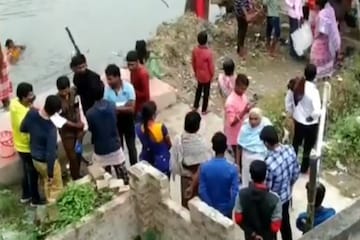 এখানে