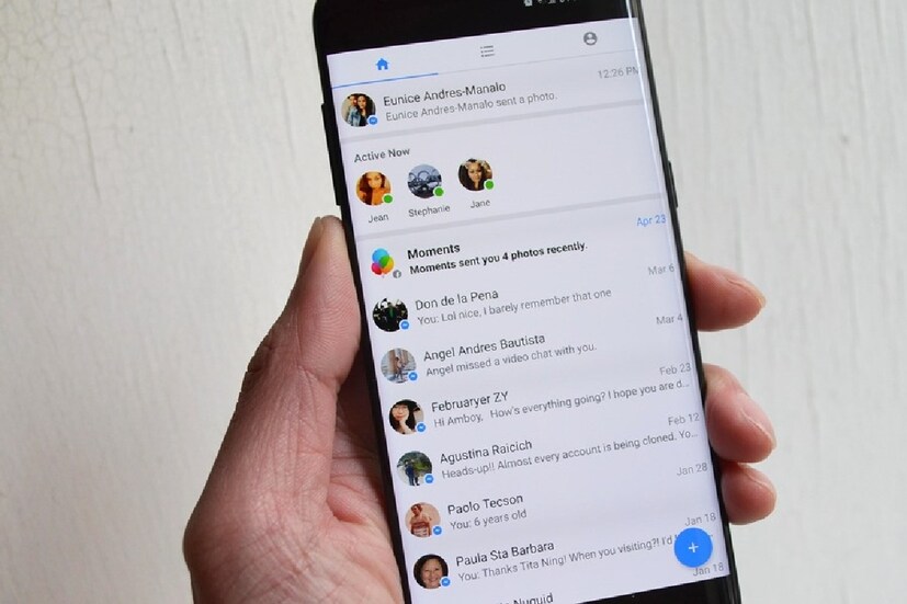 ২০১৬ সালে মেটা (তখন Facebook নামে পরিচিত) কম-শক্তিশালী অ্যান্ড্রয়েড ডিভাইসের ইউজারদের জন্য মেসেঞ্জার লাইট অ্যাপ চালু করেছিল। কম স্টোরেজ স্পেস এবং পাওয়ার ব্যবহার করার জন্য মেসেঞ্জার লাইট অ্যাপে শুধুমাত্র প্রয়োজনীয় ফিচারগুলি ছিল। 