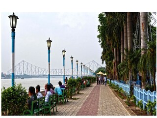 পার্ক শুরু হওয়ার সময় থেকেই এখানে কাজ করেন এই বিদ্যুৎ কর্মীরা
