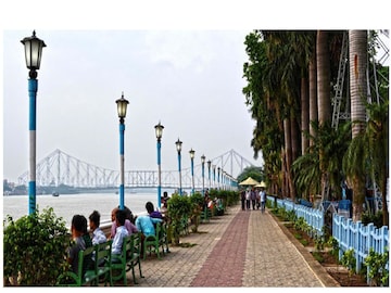 পার্ক শুরু হওয়ার সময় থেকেই এখানে কাজ করেন এই বিদ্যুৎ কর্মীরা
