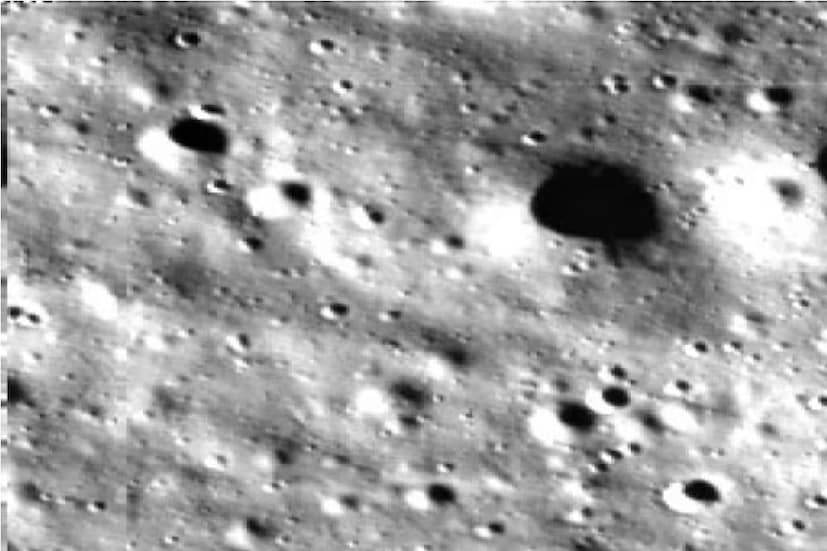 ISRO নিজেদের অফিসিয়াল এক্স অ্যাকাউন্টে ট্যুইট করে জানিয়েছে সেখানে বৈজ্ঞানিক পরীক্ষা-নিরীক্ষা সর্বক্ষণ চলছে৷ এই পর্বে রোভার প্রজ্ঞান মেগা আবিষ্কার।