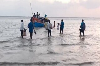 ঠাকুর বিসর্জন করতে এসে তলিয়ে যাচ্ছিলেন গঙ্গায়