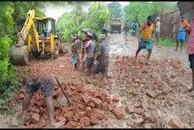 রাস্তা নাকি ধান ক্ষেত? গ্রামবাসীরা নিজেরাই চাঁদা তুলে করল মেরামত