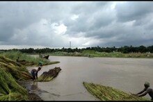 রাস্তা দিয়ে নৌকো চলছে, জীবন জীবিকা শিকেয়!