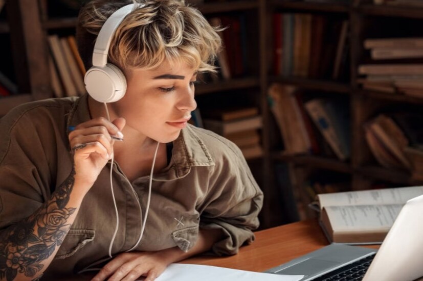 আপাতত এই ফিচারটি পরীক্ষামূলক ভাবে ব্যবহার করে দেখা হচ্ছে। অর্থাৎ, ব্যবহারকারীদের ক্ষুদ্র গোষ্ঠীর জন্য আপাতত খুলে দেওয়া হয়েছে এই সুবিধা। বিশেষ করে যাঁরা Android-এ YouTube ব্যবহার করেন৷ যাঁরা iOS ব্যবহার করেন তাঁরা এখনই এই সুবিধা পাবেন না বলেই জানা গিয়েছে। YouTube তার ব্যবহারকারীদের জন্য এই ফিচারটি বৃহত্তর ক্ষেত্রে চালু করে কিনা, তাও অবশ্য দেখার। কীভাবে পাওয়া যাবে?