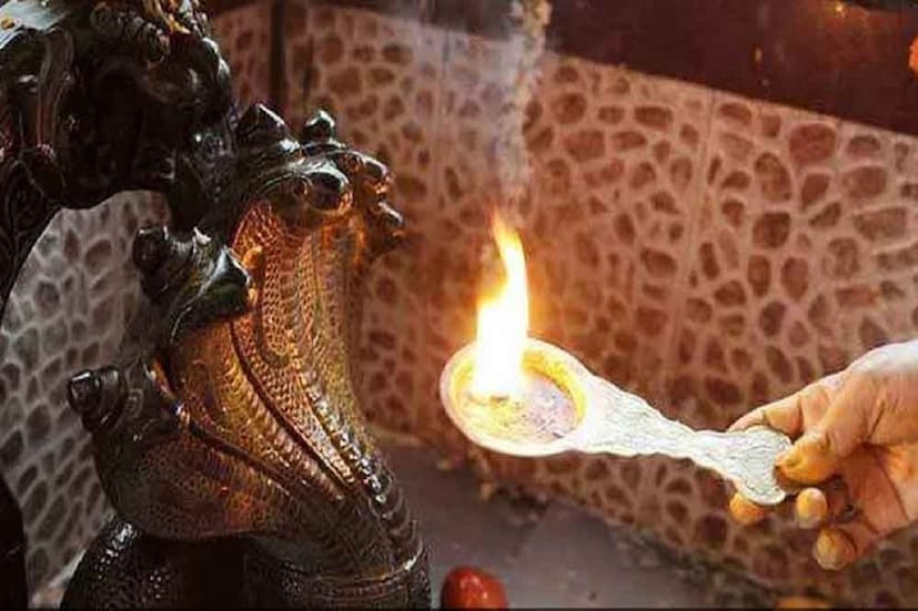 সোমবার, ২১ অগাস্ট ২০২৩ নাগ পঞ্চমী। প্রতি বছর শ্রাবণ মাসের শুক্লপক্ষের পঞ্চমী তিথিতে পালিত হয় এই দিন। পঞ্চমী তিথি সর্প দেবতাকে উৎসর্গ করা হয় এবং নাগ পঞ্চমীর দিনে আটটি সর্প দেবতার পূজা করা হয়।