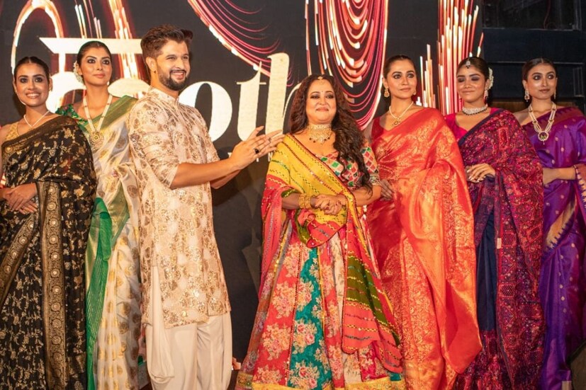 শোয়ে দশমীর শোস্টপার হিসাবে ছিলেন অভিনেত্রী অপরাজিতা আঢ্য। ঢাকের আওয়াজের সঙ্গে দশমির লুকে এইভাবে আগে কখনও দেখা যায়নি অভিনেত্রীকে।