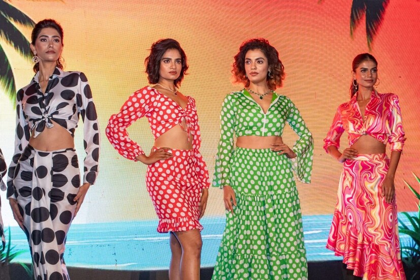 ঝলমলে পোষাকে এবার পুজোর নানান লুকে হয়েছে এক গ্র‍্যান্ড র‍্যাম্প শোও। অনুষ্ঠানে উপস্থিত ছিলেন টলিউডের গুণী তারকারা। কার্যত চাঁদেরহাট বসেছিল &quot;Kloth By Trineel&quot;-এর এই র‍্যাম্প শোতে।