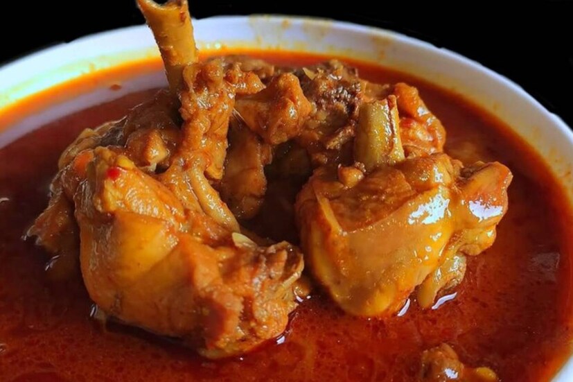আমিষ হোক বা নিরামিষ রান্না। ভারতীয় খাবার মানেই ঝোলের গুরুত্ব অনেক। স্বাদ, বর্ণ, ঘনত্বের দিক থেকে সেরা ঝোল করতে গেলে অনেক কিছু বৈশিষ্ট্যর উপর নির্ভর করতে হয়। জানুন কী করে স্বাদে ও রূপে বাজিমাত করবেন ঝোল রাঁধার সময়।