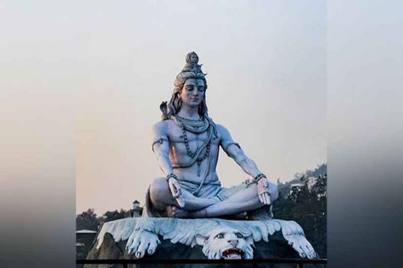 শ্রাবণ মাসের সোমবার মহাদেব ভক্তদের কাছে বিশেষ তাৎপর্যপূর্ণ৷ এই পুণ্যদিনে বিশেষ বিশেষ কাজে আশীর্বাদ পাওয়া যায় দেবাদিদেব মহাদেবের৷ 