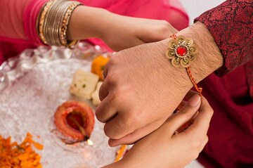 রাখি পরানোর সময় মানুন এই নিয়মগুলি, সুখ, সমৃদ্ধি ও অর্থে ভরে উঠবে জীবন