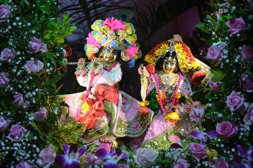 ঝুলনযাত্রা পালন বাংলার সংস্কৃতি ও লোকাচারের সঙ্গে জড়িত দীর্ঘ দিন ধরে। বর্ষাকালে পালিত এই পার্বণে মন্দিরের পাশাপাশি সেজে ওঠে গৃহস্থের বাড়ির অঙ্গন এবং প্রাঙ্গণও।