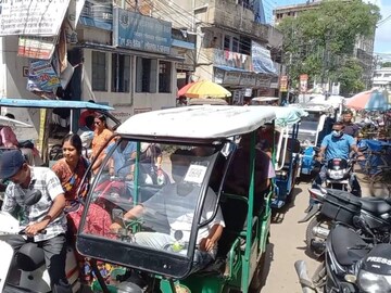 বর্ধমান শহরে বৈধ টোটোর তুলনায় অনেক বেশি টোটো চলাচল করে বলে অভিযোগ