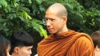 আজাহন মাত্র ১৮ বছর বয়সেই সন্ন্যাস গ্রহণ করেন