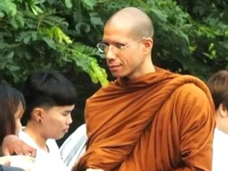 আজাহন মাত্র ১৮ বছর বয়সেই সন্ন্যাস গ্রহণ করেন