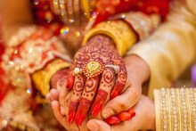 ব্যবসার মালকিন ডিভোর্সি পাত্রী অল্প সময়ের জন্য বিয়ে করতে চান! ভাইরাল বিজ্ঞাপন!