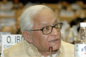 টুকটাক কথা বলছেন বুদ্ধদেব, শরীরে হিমোগ্লোবিন কম থাকায় রক্ত দেওয়ার সিদ্ধান্ত টুকটাক কথা বলছেন বুদ্ধদেব, শরীরে হিমোগ্লোবিন কম থাকায় রক্ত দেওয়ার সিদ্ধান্ত