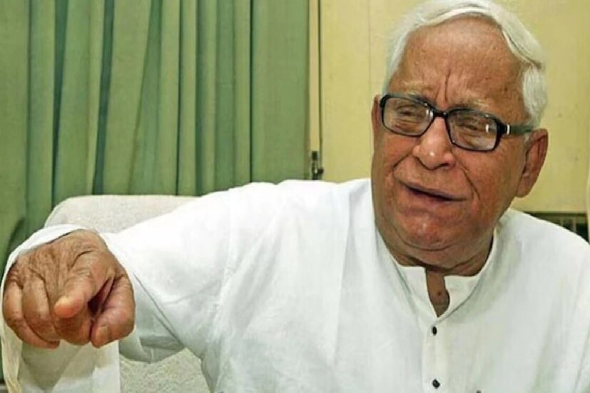 হাসপাতাল সূত্রের খবর, বুদ্ধদেবের শরীরে অক্সিজেনের মাত্রা বর্তমানে ৯০ শতাংশের বেশি৷ রক্তচাপও স্বাভাবিক৷ এছাড়া, দিনে দুবার ‘চেস্ট ফিজিওথেরাপি’৷ বুদ্ধবাবুর অ্যান্টিবায়োটিকের কোর্স চলবে বৃহস্পতিবার পর্যন্ত৷ 