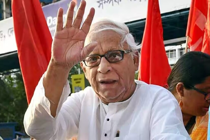 হাসপাতাল সূত্রে জানা গিয়েছে, এখনও রাইলস টিউবের মাধ্যমেই খাদ্য-পানীয় দেওয়া হচ্ছে বুদ্ধদেববাবুকে৷ ফুসফুসের সংক্রমণ নিয়ন্ত্রণে চলছে কড়া অ্যান্টিবায়োটিক৷ এর আগেই জানানো হয়েছিল, কড়া ডোজের অ্যান্টিবায়োটিকের প্রভাব পড়ছিল বুদ্ধবাবুর কিডনিতে৷ সেই কারণে তাঁর শরীরে ক্রিয়েটিনিনের মাত্রাও বেশ বেড়ে গিয়েছিল৷ তবে, হাসপাতাল সূত্রের খবর, ক্রিয়েটিনিনের মাত্রা এখন অনেকটাই নিয়ন্ত্রণে৷