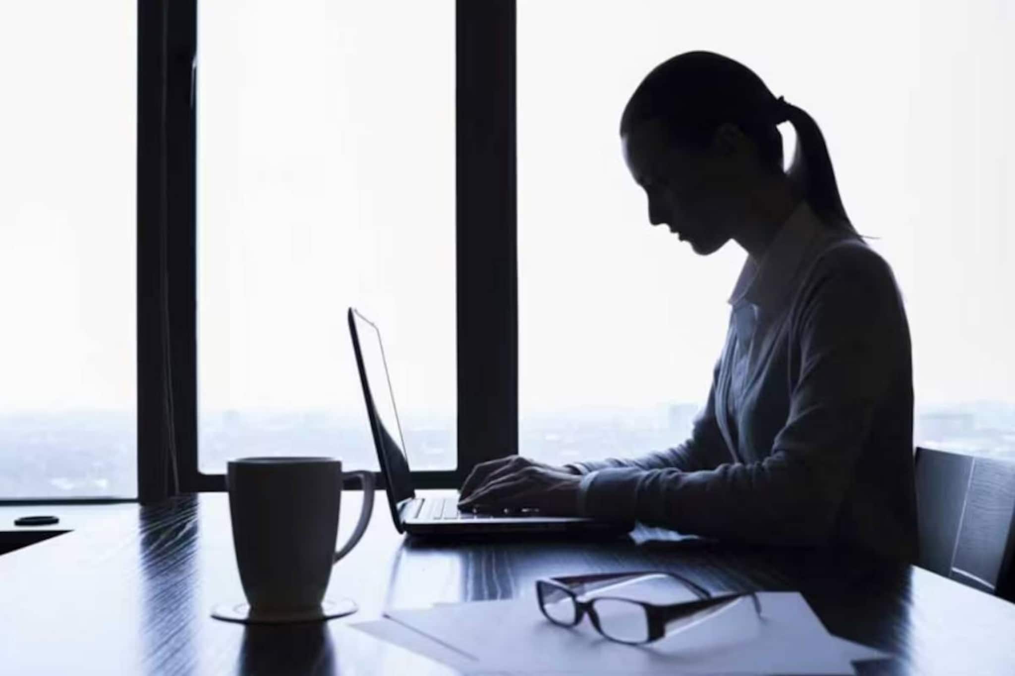 অসুস্থ হয়ে মাটিতে লুটিয়ে পড়লেন মহিলা! 'অপেশাদার' তকমা দিয়ে চরম অপমান বসের