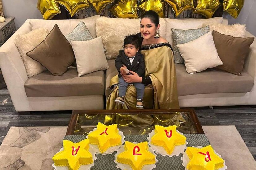 ঝড় বয়ে গিয়েছে জীবনে। স্বামী শরিফুল রাজের সঙ্গে বিচ্ছেদ হওয়ার পর পরীমণির পৃথিবী যেন ধূসর। কিন্তু সেই ধূসর পৃথিবীকেই বর্ণিল করে তোলে তাঁর একমাত্র ছেলে রাজ্য। বৃহস্পতিবার, ১০ অগাস্ট এক বছরে পা দিল সে। ছেলের জন্মদিনের যাবতীয় আয়োজন একা হাতে করলেও কোনও ত্রুটি রাখেননি অভিনেত্রী।