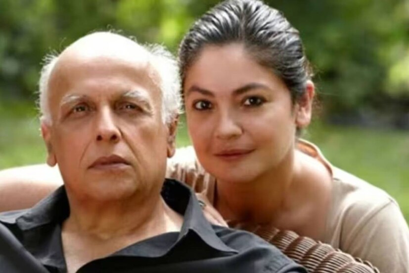 পূজা জানান, বিগ বসের প্রতিযোগীরা মহেশের সঙ্গে আলাদা ভাবে সময় কাটাতে চাইছিলেন। মনীষাও বর্ষীয়ান পরিচালকের সঙ্গে আলাদা ভাবে কথা বলতে চান। পূজাই নাকি তাঁর বাবার সঙ্গে সেখানে সব চেয়ে কম সময় কাটানোর সুযোগ পেয়েছিলেন।