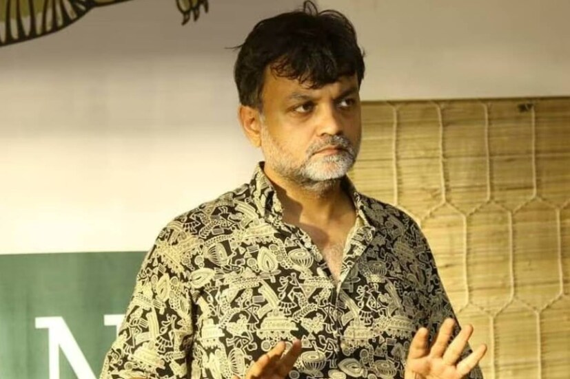 সৃজিত উত্তরে লেখেন, 'এখনও ভর্তি হইনি। কাল একবার প্লেটলেট দেখে পরশু স্যুটকেস প্যাক করব ভাবছি।'