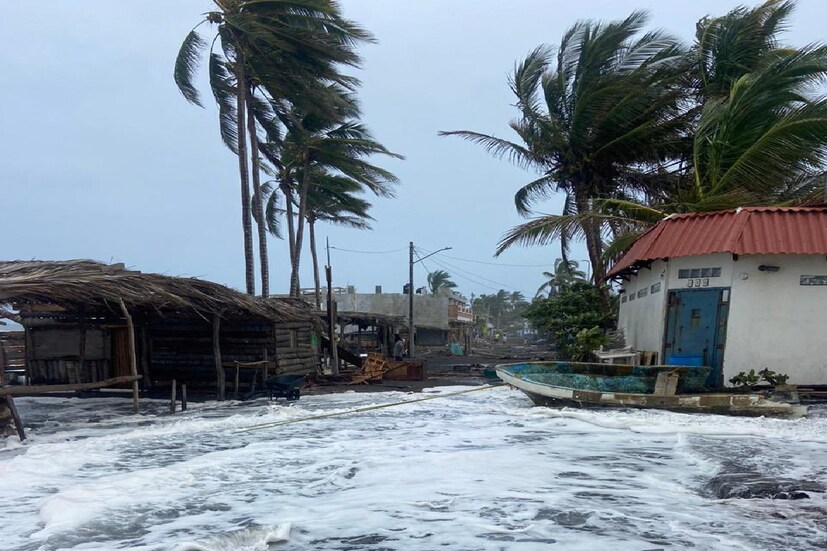 তীব্র ঝোড়ো বাতাস সঙ্গে দাপটে বৃষ্টি৷ ক্যাটেগরি ৪ এর ঝড় হিলারি এর পর য়ধীরে ধীরে ক্রান্তীয় ঝড় হিসাবে উত্তরের দিকে এগোতে শুরু করবে৷ ইতিমধ্যে এই ঝড়ে মেক্সিকোয় ১ জনের মৃত্যু হয়েছে বলে জানা গিয়েছে৷