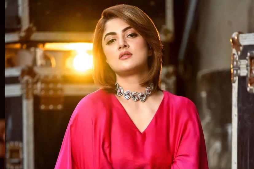 বিতর্ক তাঁর পিছু ছাড়ে না। ব্যক্তি জীবনের নানা সিদ্ধান্তের কারণে শিরোনামে আসেন শ্রাবন্তী  চট্টোপাধ্যায়। ট্রোল-কটাক্ষ যেন তাঁর নিত্যদিনের সঙ্গী। তবু যাবতীয় নেতিবাচকতাকে দূরে ঠেলে নিজের মতো করে জীবনটাকে সাজিয়ে নিয়েছেন তিনি।