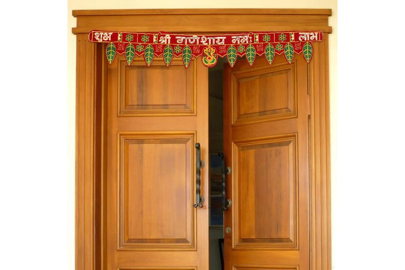 বাস্তু টিপস: হিন্দু ধর্মে বাস্তুশাস্ত্র খুবই গুরুত্বপূর্ণ। বাড়ি নির্মাণ থেকে শুরু করে তা সুন্দর সাজানো পর্যন্ত বাস্তুশাস্ত্রের নিয়ম মেনে যত্ন করে করলে সংসারে সমৃদ্ধি আসে, দূর হয় যাবতীয় বাধা বিপত্তি, ঘরের অন্দরের পরিবেশ সুখকর ও শান্তিপ্রদায়ক হয়। বাড়ি তৈরির পরে তার আশপাশে গাছপালা লাগানোও বাস্তুশাস্ত্রে অত্যন্ত গুরুত্বপূর্ণ হিসাবে বিবেচিত হয়৷ তাছড়া, জিনিসপত্রের রক্ষণাবেক্ষণও ইত্যাদি বাস্তুতে খুবই গুরুত্বপূর্ণ। একইভাবে আরও কিছু ব্যবস্থাও নেওয়া হয়, যাতে ঘরে সুখ-সমৃদ্ধি থাকে। 