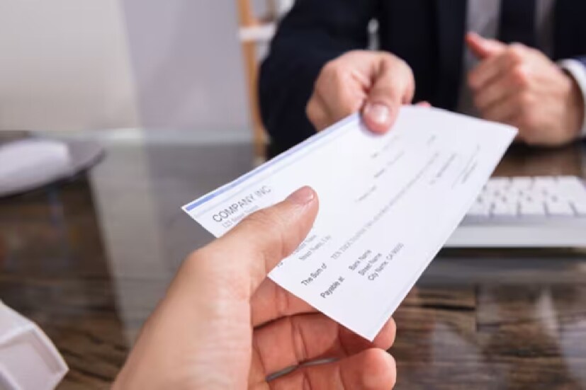 প্রথমেই যে বিষয়টি লক্ষনীয় যে, একমাত্র Bearer Cheque-এর ক্ষেত্রেই চেকের পিছনে এই ধরনের সই করা হয়। অর্ডার চেকের পিছনে স্বাক্ষর করা বাধ্যতামূলক নয়। কোনও ব্যক্তি বিয়ারার চেক ব্যাঙ্কে নিয়ে গেলে নগদ টাকা ব্যাঙ্ক থেকে তুলতে পারেন। তবে, চেকটি যার নামে লেখা আছে তিনিই যে একমাত্র চেকটি নগদ করতে পারবেন, এমনটি আবশ্যক নয়।