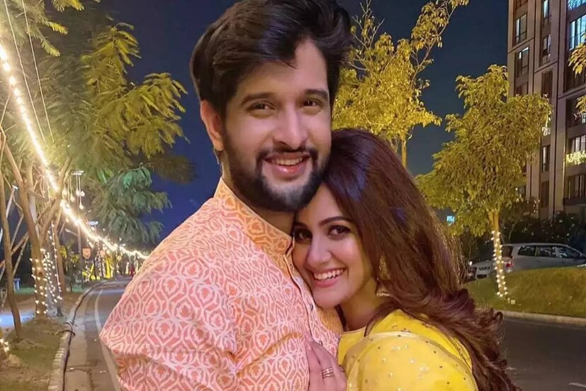 নীলের এ হেন কথায় খানিক চটেই যান তৃণা। রেগে গিয়ে বলেন, কাজের মতো তাঁদের বিয়েটাও চুক্তিবদ্ধ হওয়াই উচিত হল। তৃণার সঙ্গে যদিও একমত হননি নীল। তাঁর মতে, বিয়ে চুক্তিবদ্ধ হলে  সেখানে অর্থ থাকত। ভালবাসা থাকত না।
