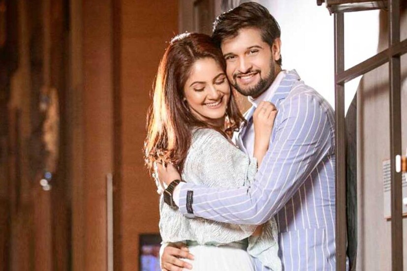 সম্প্রতি ইনস্টাগ্রামে একটি ভিডিও পোস্ট করেন তারকা-দম্পতি। সেখানে দেখা যাচ্ছে, নীলকে হানিমুনে নিয়ে যাওয়ার জন্য আবদার করছেন তৃণা। কিন্তু স্ত্রীর সেই আবদার অবলীলায় উড়িয়ে দিলেন নীল। জানালেন, একটি নির্দিষ্ট চ্যানেলের সঙ্গে চুক্তিবদ্ধ থাকায় তিনি কোথাও যেতে পারবেন না। ধারাবাহিকের শ্যুট করতে হবে তাঁকে।