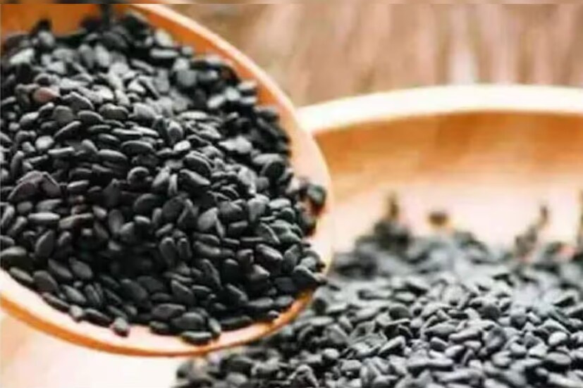 কালো তিল: জ্যোতিষ শাস্ত্র অনুসারে, রাহু-কেতু এবং শনি গ্রহের সঙ্গে কালো তিলের সম্পর্ক রয়েছে। পণ্ডিত হিতেন্দ্র শর্মা জানাচ্ছেন, অর্থের বিনাময় ছাড়া কোনও ব্যক্তিকে কালো তিল দেওয়া এবং কারও কাছ থেকে নেওয়া উচিত নয়। যদি কোনও ব্যক্তি টাকা ছাড়া কালো তিল নেন বা দেন, তাহলে তাঁকে অপ্রয়োজনীয় খরচের সম্মুখীন হতে হয়৷ অর্থের অপচয় হতে থাকে। বিশেষত, শনিবার এমন কাজ কখনওই করা উচিত নয়। ছবি- ক্যানভা
