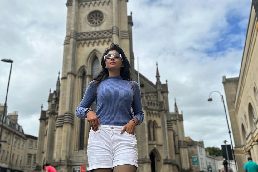 বিদেশ থেকে ফিরেই ফের কাজ। 'লাইট-ক্যামেরা-অ্যাকশন'-এর ব্যস্ত হাঁকডাক। এত ব্যস্ততার মাঝে ছুটির ছবি পোস্ট করতেই ভুলে গিয়েছিলেন দেবলীনা।