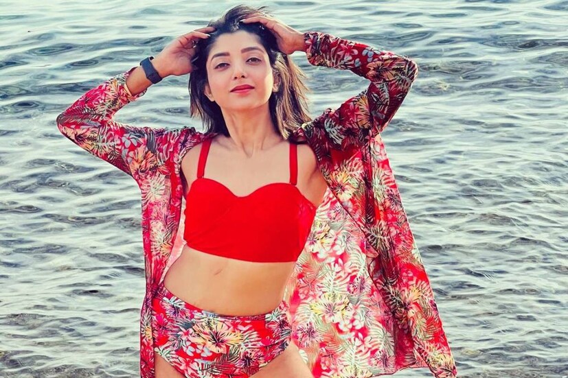 অনুরাগীর এ হেন মন্তব্য়ের উত্তর দিয়েছেন দেবলীনা। লিখেছেন, 'না বাবা আমি খুব সাধারণ'। ওজন হোক বা স্ট্রেচ মার্ক, কখনও কোনও কিছু নিয়ে ছুঁৎমার্গ করেননি অভিনেত্রী। নিজের শর্তে বাঁচতে বরাবরই বিশ্বাসী দেবলীনা। 