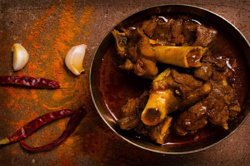 রান: বাবা-ঠাকুরদারা যখন প্রথম মাংস কিনতে শেখান, তখন এই রান অংশের মাংসকেই ‘ফার্স্ট প্রায়োরিটি’ দেন৷ এটি ছাগলের পায়ের উপরের অংশের মাংস৷ এখানে চর্বি খুব কম থাকে৷ হাড় বিহীন মাংসের জন্য ব্যবহৃত হয়৷ 